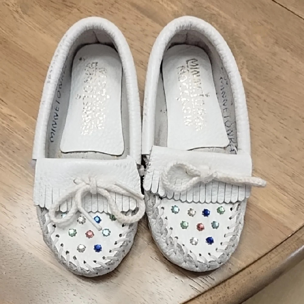 Minnetonka White and Green Moccasins with Classic Bow